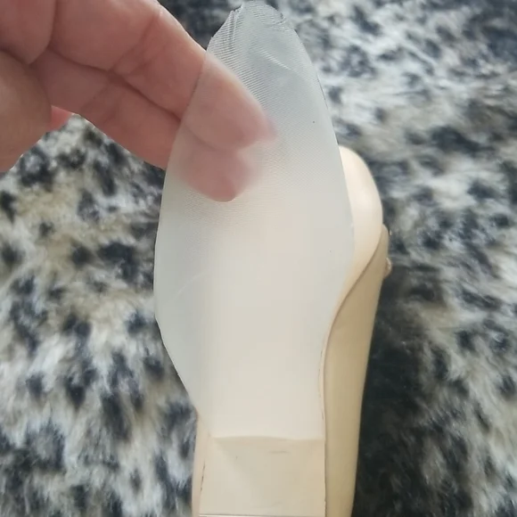 CHANEL Beige and Black Leather Cap-Toe Ballet Flats - Picture 14 of 15